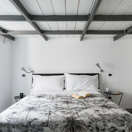 Spacious Modern Loft Steps From Trevi Fountain *