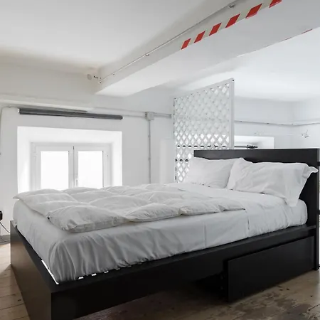 Spacious Modern Loft Steps From Trevi Fountain Apartamento