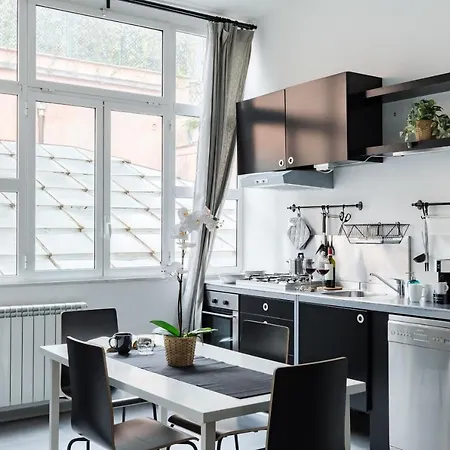 Spacious Modern Loft Steps From Trevi Fountain *