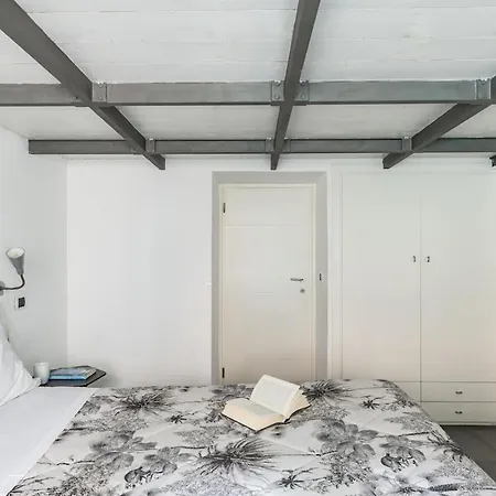 Trevi Fountain Modern Loft