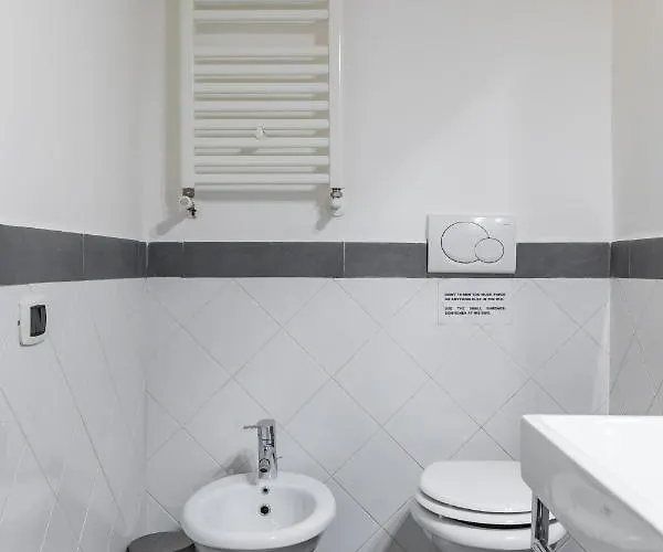 Spacious Loft Steps From Trevi Fountain Apartment *