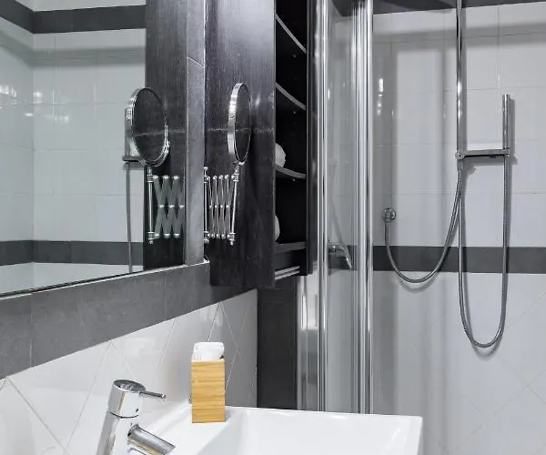 Spacious Loft Steps From Trevi Fountain Apartment *