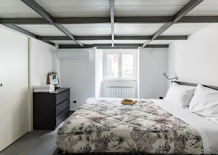 Spacious Loft Steps From Trevi Fountain *