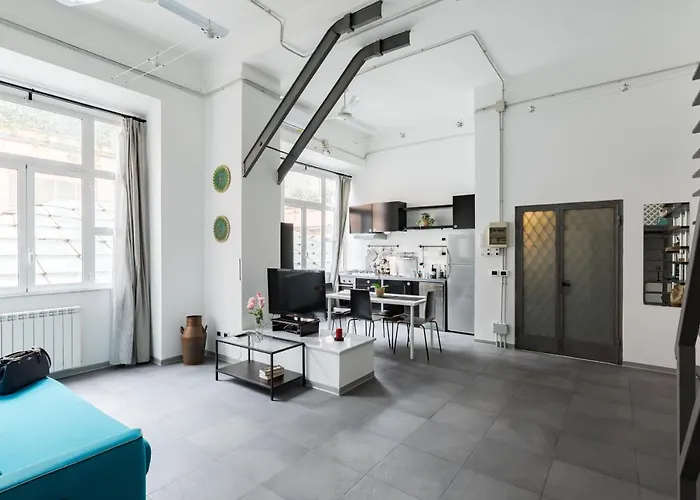 Spacious Loft Steps From Trevi Fountain Apartment *