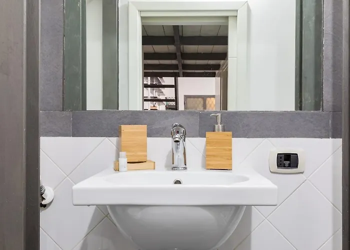 Spacious Loft Steps From Trevi Fountain Apartment *