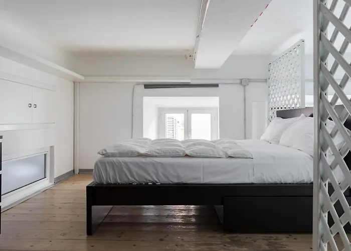 Spacious Loft Steps From Trevi Fountain *