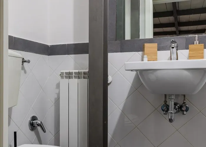 Spacious Loft Steps From Trevi Fountain Apartment