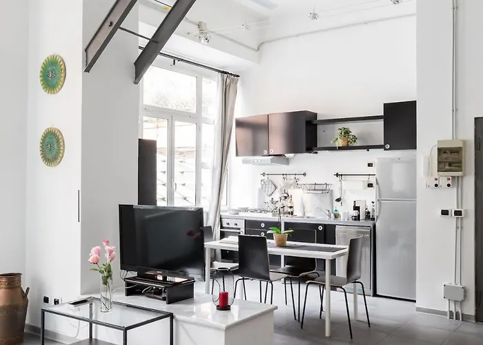 Spacious Loft Steps From Trevi Fountain *