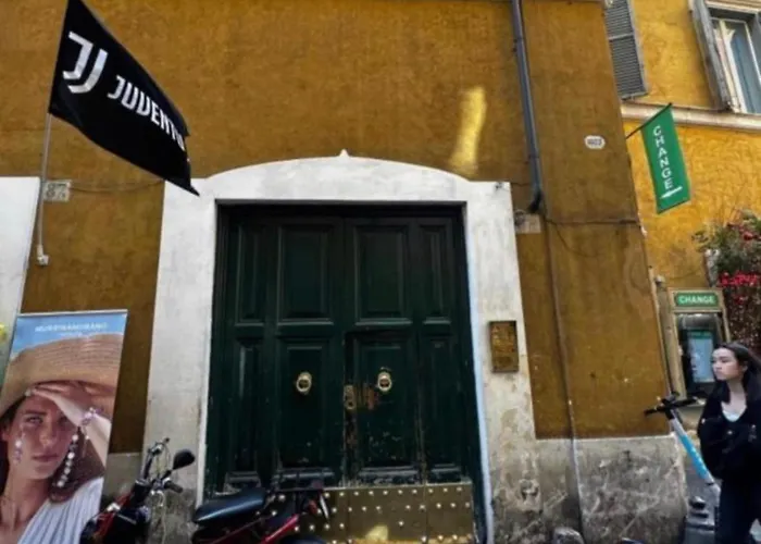 Spacious Loft Steps From Trevi Fountain Apartment *