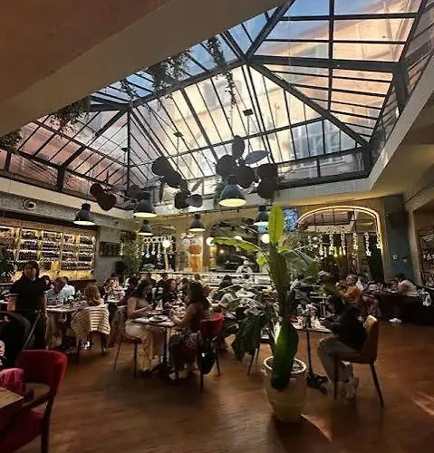 Spacious Loft Steps From Trevi Fountain Apartment *